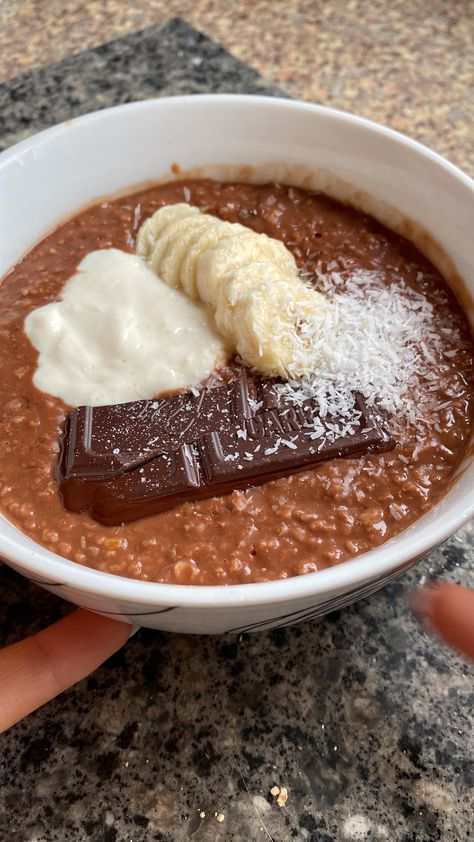 Chocolate brownie inspired oatmeal 🥣 FT/ @naturalebio_uk I made this creamy chocolate brownie oatmeal using @naturalebio_uk cacao powder … | Instagram Brownie Oatmeal, Foodie Breakfast, Sliced Banana, Coconut Yogurt, Creamy Chocolate, Cacao Powder, Food Healthy, Shredded Coconut, Chocolate Brownies