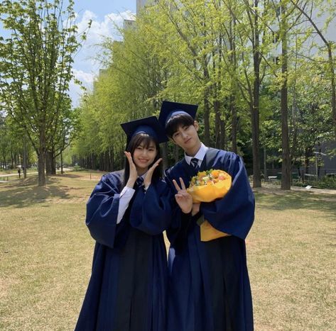 Couple Graduation Pictures, High School Couples, Drama Videos, Boy Graduation, Dream Relationship, Kim Min-kyu, Fake Life, Graduation Poses, Graduation Picture Poses