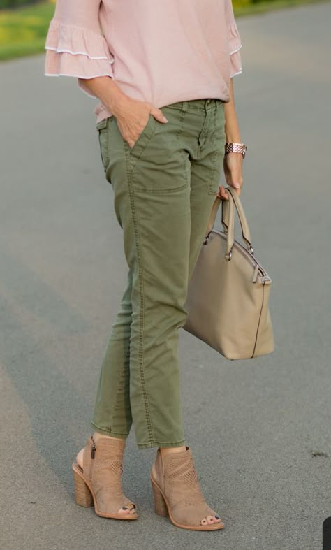 Pink Khaki Pants Outfit, Green Kacki Pants Outfit, Pink Sweater Green Pants Outfit, Olive Green With Pink Outfit, Army Green And Pink Outfits, Olive Green And Pink Outfit, Pink And Khaki Outfit, Olive Pants Outfit For Work, Light Green Pants Outfit