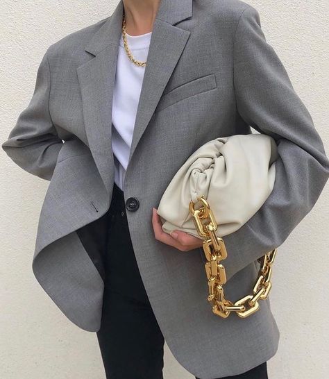 @bottegashape on Instagram: “I'm very organised these days, and I keep my life in my handbag, like most women!✨ ⠀ #bottega #bottegaveneta #bottegavenetabag…” Spring Trends Outfits, Spring Trends, 가을 패션, Mode Inspiration, Leather Pouch, Pouch Bag, Instagram Fashion, Cloth Bags, Fashion Designer