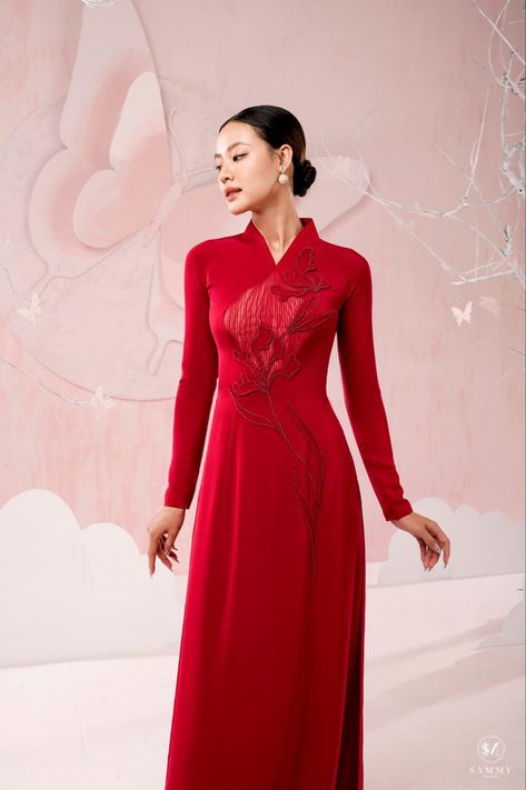 Ao Dai Red, Vietnamese Tea Ceremony, Vietnamese Tea, Modern Ao Dai, Sea Fashion, Vietnamese Traditional Dress, Tea Ceremony, Traditional Dress, Wedding Attire