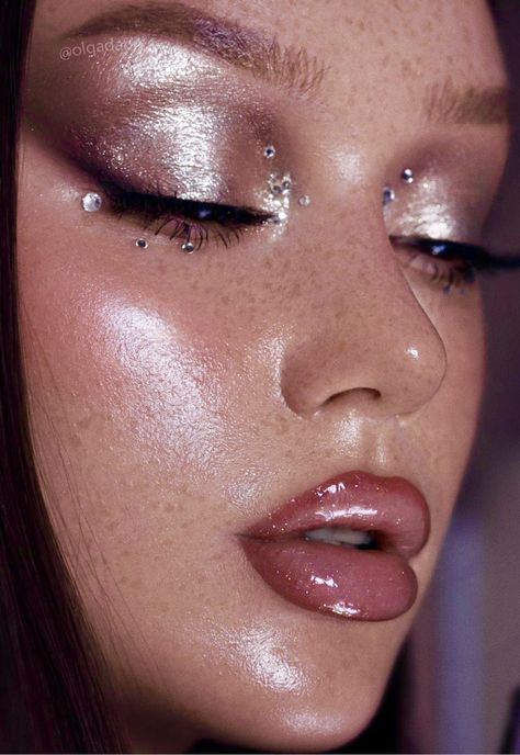 Gemstone Makeup, Glitter Highlighter, Gem Makeup, Statement Makeup, Club Makeup, Dewy Makeup Look, Makeup Fails, Highlighter Stick, Hydrating Foundation