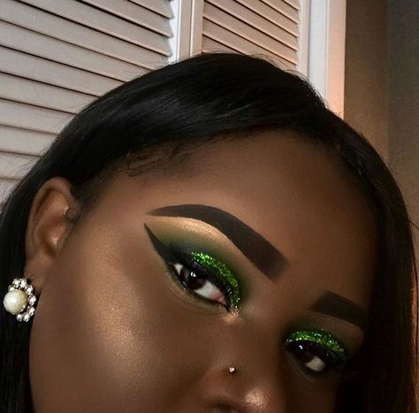 Green Makeup Looks Prom, Princess Tiana Makeup Look, Forest Green Makeup, Green And Gold Eye Makeup, Makeup Ideas Green, Dark Green Makeup, Emerald Green Makeup, Emerald Makeup, Emerald Eye Makeup