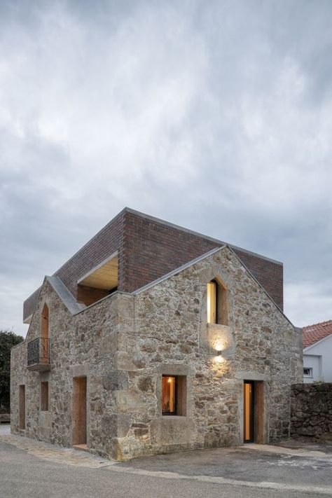 BOX, intégration d'une maison contemporaine dans une ruine au Portugal par Tiago Sousa - Journal du Design Structure Of House, Ruins Architecture, Stone Building, Raised Patio, Small Terrace, Box House, Two Bedroom House, Stone Architecture, Wood Cladding