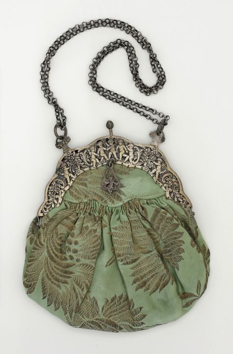 Purse: ca. 19th century, American, brocaded silk, silver, silk satin, metallic thread. Victorian Purses, Moda Hippie, Vintage Evening Bags, Evening Purse, Vintage Purses, Beaded Purses, Vintage Purse, Beaded Bags, Mode Vintage