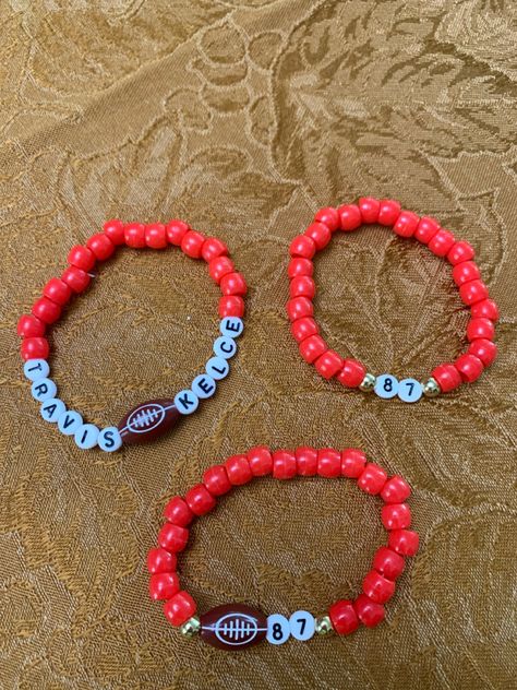 Taylor Swift Travis Kelce Bracelet, Travis Kelce Taylor Swift Friendship Bracelet, Tvd Bracelet Ideas, Eras Tour Bracelets Clay Beads, Eras Your Bracelet Ideas, Pony Bead Bracelets, Taylor Swift Party, Taylor Swift Tour Outfits, Swift Tour