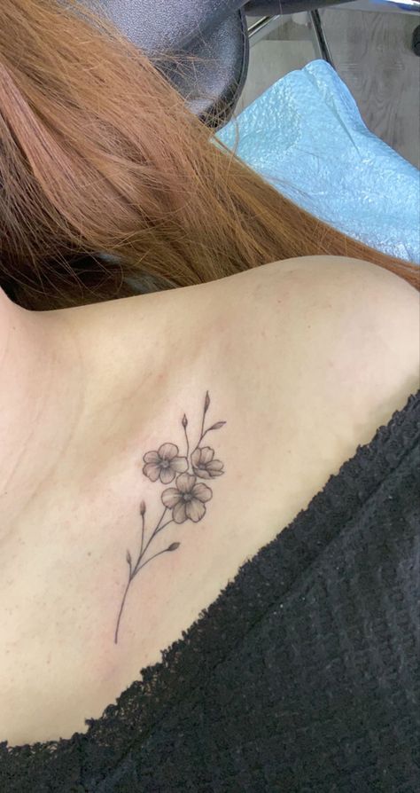 Narcissus Flower Tattoo Collar Bone, Collar Bone Daisy Tattoo, Small Floral Collar Bone Tattoo, Floral Tattoo Collar Bone, Collie Bone Tattoo, Small Dogwood Flower Tattoo, Collarbone Floral Tattoo, Collar Bone Tattoos For Women Quotes, Collar Bone Tattoo Flower