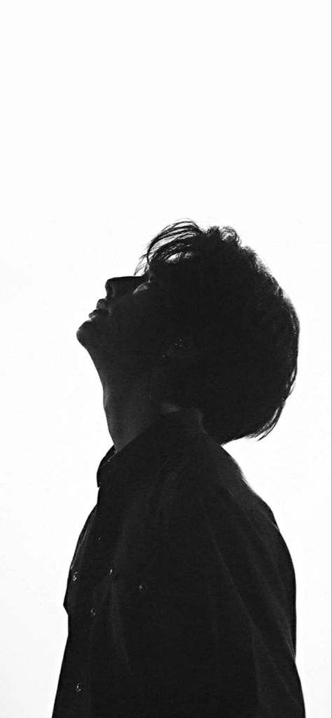 Hyunjin Silhouette, Black Wallpaper Hyunjin, Hyunjin White Wallpaper, Hyunjin White Background, Hyunjin Black And White Wallpaper, Skz Black Wallpaper, Hyunjin Black Wallpaper, Hyunjin Black, Black And White Kpop Aesthetic