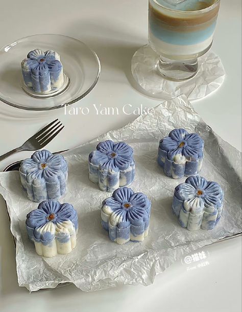 Asian Dessert, Confort Food, Blue Desserts, Pretty Dessert, Cute Food Art, Blue Food, Asian Desserts, Japanese Snacks, Japanese Sweets