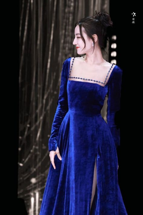 Royal Dress Aesthetic, Pretty Quinceanera Dresses, Royal Dresses, African Traditional Dresses, فستان سهرة, Velvet Fashion, Stylish Dress Designs, Historical Dresses, Fantasy Fashion