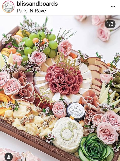 Charcuterie Board Meats, Charcuterie Appetizers, Decorações Com Comidas, Party Food Buffet, Chicken Healthy, Charcuterie Inspiration, Charcuterie Platter, Charcuterie Cheese, Snack Board