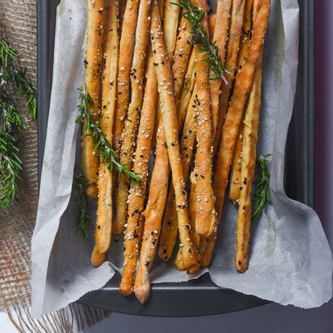 Crunchy Breadsticks, Homemade Breadsticks, Breadsticks Recipe, Bread Sticks Recipe, Xmas 2022, Bread Sticks, Homemade Crackers, Tea Time Snacks, Evening Snacks