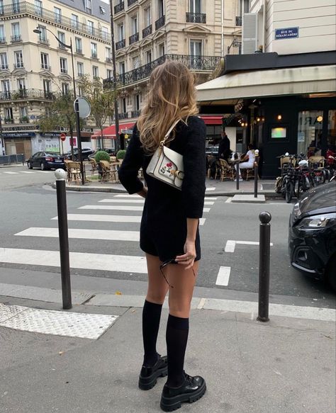 Preppy With An Edge, Edge Aesthetic, Parisian Aesthetic, Sophisticated Outfits, Preppy Chic, Preppy Girl, People Dress, Parisian Chic, Effortless Chic