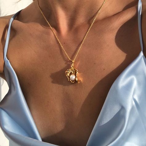 SARAJA ROBERTA ELEZ on Instagram: “@ambersceats” Vintage Gold Aesthetic, Blue Gold Jewelry, Aesthetic Jewellery, Lace Necklace, Golden Necklace, Dope Jewelry, Mode Inspo, Girly Jewelry, Neck Lace