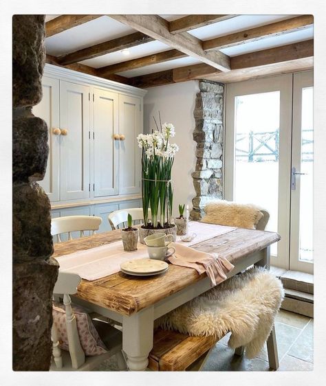 Cosy Cottage Dining Room, Cotswolds Aesthetic Interior, Cosy Cottage Living Room English Country, Vintage English Cottage Interiors, Cosy Cottage Living Room, Beam House, Cottage House Interior, English Cottage Interiors, Country Cottage Kitchen