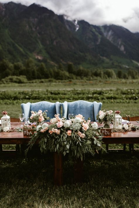 Blush + cream sweetheart table floral design | Image by Hayley Williamson Photography Marriage Reception, Rustic Farm Wedding, Wedding Table Designs, Sweetheart Table, Vineyard Wedding, Junebug Weddings, Mountain Wedding, Wedding Locations, Farm Wedding