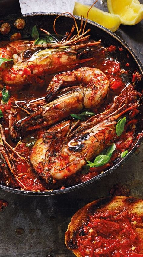 Prawn Recipes, Shellfish Recipes, Travel Magazine, Food And Travel, Fish Dishes, Fun Cooking, Shrimp Recipes, Finger Food, Tomato Sauce