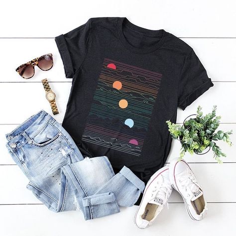 Bohemian Outsider on Instagram: “SUNSETS are proof that everyday can end beautifully 🌻💕🌻 . #casualstyle #springfashion #bohostyles #bohogirl #inspiration #momlife” Edgy Fits, Womens Printed Tops, Womens Tshirt, Shirts Women Fashion, Loose Tees, Mode Online, Print Tee, Summer Cotton, Summer Tshirts