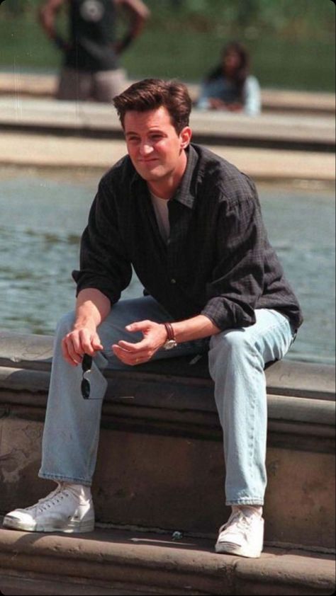 Chandler Bing Outfits, 90s Fashion Men Outfits, Fashion Men Outfits, Chandler Friends, Joey Friends, Friends Best Moments, Friends Scenes, Friends Episodes, 90s Fashion Men