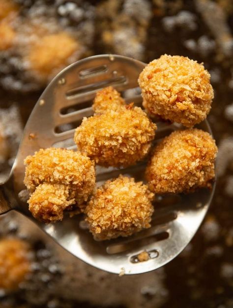 These breaded mushrooms are marinated for a gorgeous depth of flavour, then deep fried for an extra crunchy finish! #mushrooms #deepfried #fingerfood | www.dontgobaconmyheart.co.uk Fried Mushrooms Batter, Deep Fried Mushrooms, Easy Stuffed Mushroom Recipe, Fried Appetizers, Stuffed Mushroom Recipe, Fried Mushroom Recipes, Fungi Recipe, Breaded Mushrooms, Mushrooms Stuffed