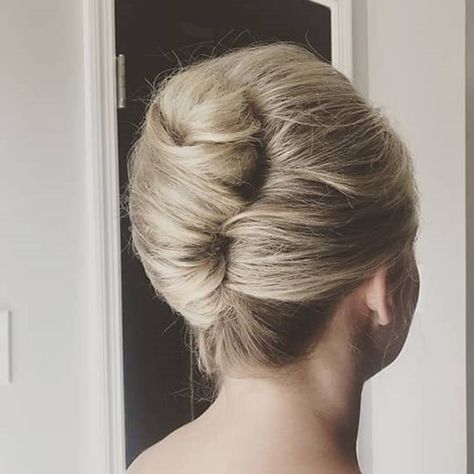 10 1950s Hairstyles To Try In 2018 | Hair.com Easy Updos For Long Hair, 1950s Hairstyles, 50s Hairstyles, Long Length Hair, French Twists, Easy Updo Hairstyles, Chignon Hair, Roll Hairstyle, French Twist Hair