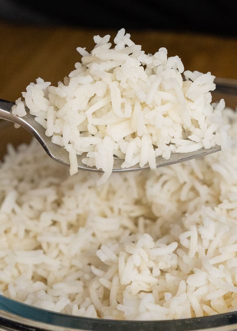 Learn how to cook perfect plain basmati rice, it's so simple to make when you know the correct rice to water ratio. We give UK grams and mls and US cups for this rice absorption method. Rice To Water Ratio, Cooking Basmati Rice, Flavored Rice, Cup Of Rice, Easy Detox, Detox Drinks Recipes, Homemade Drinks, Sugary Drinks, How To Cook Rice