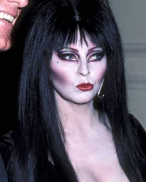 Elvira Fan Page в Instagram: «80s goddess💀💜 #ElviraMistressOfTheDark #Elvira #CassandraPeterson #QueenOfHalloween #EMOTD #SexyElvira #HorrorHostess #MovieMacabre #TBT» Elvira Makeup, Elvira Movies, Dark Costumes, Cassandra Peterson, Dark Princess, Elvira Mistress Of The Dark, Goth Beauty, Valley Girls, Dark Makeup