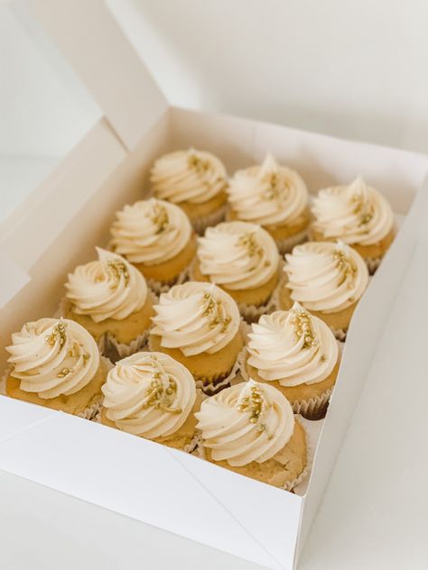 Off White Cupcakes, Gold Decorated Cupcakes, White Cupcakes With Gold Sprinkles, Cupcakes With Gold Sprinkles, White Gold Cupcakes, White And Gold Cupcakes, Neutral Cupcakes, Med School Party, Cupcake Gold