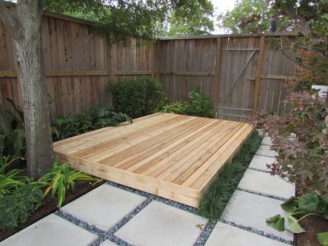 Corner Lot Side Yard Ideas, Floating Deck Small Backyard, Floating Deck Ideas Ground Level, Townhouse Backyard, Stump Ideas, Ground Level Deck, Outdoor Baths, Floating Deck, Decks Backyard