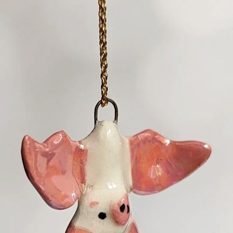 kness - ceramic animals on Instagram: "I'm working on a quick shop restock for tomorrow 🦇 this albino bat is part of it. #albinobat #bat #cutebat #porcelainpendant #ceramicjewelry" Bat Ceramic Pottery, Bat Pottery, Spooky Ceramics, Bat Ceramic, Bat Clay, Albino Bat, Clay Bat, Hanging Bat, Bat Art