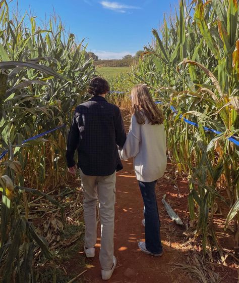 Farm Life Aesthetic Couple, Corn Maze Couple Pictures, Farm Couple Aesthetic, Fall Boyfriend Aesthetic, Fall Couple Activities, Corn Maze Date, Hayride Aesthetic, Couple Fall Aesthetic, Cornmaze Fall