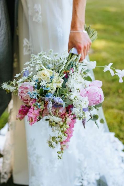 ⚜️Ana Rosa⚜️ Wild Flower Wedding Bouquet, Wild Flower Wedding, English Country Garden Wedding, Country Garden Wedding, Garden Wedding Flowers, Country Wedding Flowers, English Country Weddings, Flower Wedding Bouquet, Country Bouquet