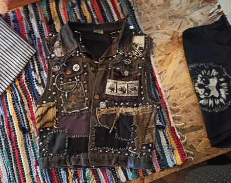 Upcycling vest with patch 1970s Punk Aesthetic, Folk Punk Jacket, Brown Punk Outfits, Crust Punk Vest, Folk Punk Aesthetic Outfit, Crust Punk Jacket, Folk Punk Outfit, Crust Vest, Punk Jacket Diy