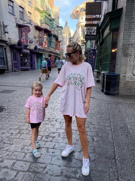 Cute Orlando Outfits, Universal Studios Outfit Family, Universal Outfit Ideas Summer, Harry Potter World Outfit Summer, Universal Outfits Women, Universal Studios Orlando Outfit Summer, Cute Outfits For Universal Studios, Orlando Outfits Summer, Universal Studios Outfits Women