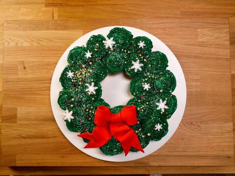 Cupcake Wreath, Wreath Recipe, Gingerbread Man Recipe, Pull Apart Cupcake Cake, Cake Pulls, Fondant Bow, Snowflake Cutouts, Pull Apart Cupcakes, Holiday Sprinkles