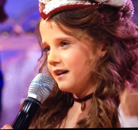 Amira Willighagen Amira Willighagen, Hauser Cello, Hair Straightener, Holland, Diva, Hair Wrap, Hair Styles, Music, Hair