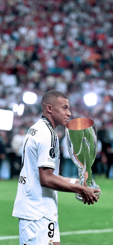 #mbappe #realmadrid #supercup #wallpapers Mbappé Wallpaper, Mbappe Wallpapers, Mbappe Kylian, Mbappe Real Madrid, Francisco Gento, Football Clips, Wallpaper Football, Real Madrid Team, Football Photography