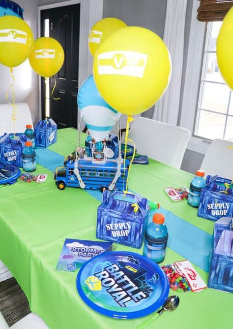 Fortnite Birthday Party Centerpieces, Fortnite Table Centerpieces, Fortnite Birthday Games, Fortnite Table Decorations, Fortnite Pool Party Ideas, Fortnite Centerpieces Ideas, Fortnite Centerpieces, Diy Fortnite Party Ideas, Fortnite Birthday Party Ideas Diy