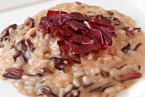 Saporito e semplice da preparare: ecco la ricetta del risotto al radicchio e taleggio, perfetto da servire per un pranzo o una cena in famiglia. Risotto Radicchio, Vegetarian Cooking, Do Not Eat, Gnocchi, Quinoa, Vegetarian Recipes, Oatmeal, Rice, Pasta