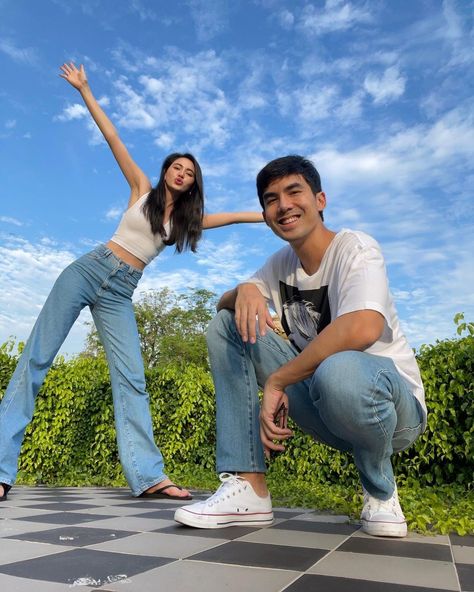 Jeans Couple Outfit, Pre Wedding Shoot Ideas Outfit, Aesthetic Malaysia, Ig Feed Aesthetic, Prewed Photoshoot, Siblings Photoshoot, Mai Davika Hoorne, Korean Photoshoot, Outfit Couple