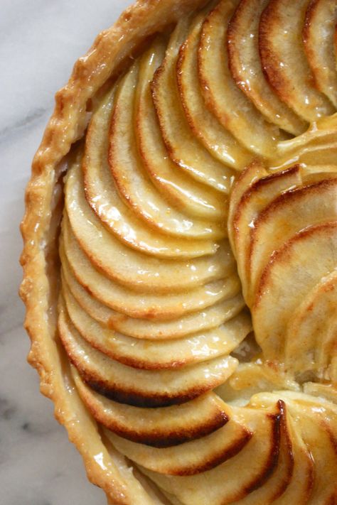 French Apple Tart Recipe Brown Butter Apple Tart, Pretty Fruit Desserts, Christmas Tarts Desserts, Golden Delicious Apple Recipes, Christmas Tart Recipes, Tart Recipes Dessert, Apple Tart Recipes, Tarte Recipes, French Apple Tart Recipe