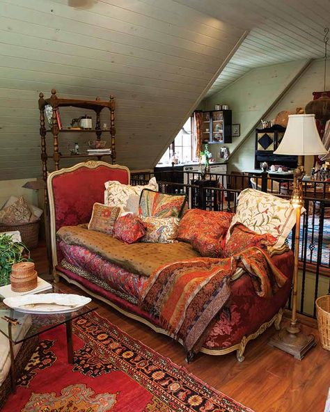 Antique Daybed Ideas, Daybed Maximalist, Vintage Daybed Room Ideas, Eclectic Daybed, Daybeds As Couches, Victorian Daybed, Daybed Aesthetic, Bohemian Daybed, Daybed As Couch Living Room