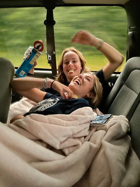 Road Trip Best Friend, Sister Road Trip, Florida Road Trip Aesthetic, Car Trip With Friends, Friends Roadtrip Aesthetic, Best Friend Car Pictures, Bus Trip Aesthetic Friends, Road Trip Pictures Friends, Bestie Road Trip Aesthetic