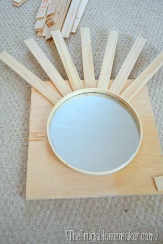 how to make DIY sunburst mirror Mirror Art Diy, Diy Sunburst Mirror, Sunburst Mirrors, Spiegel Diy, Diy Mirror Wall, Sun Mirror, Starburst Mirror, Auction Projects, Diy Wand