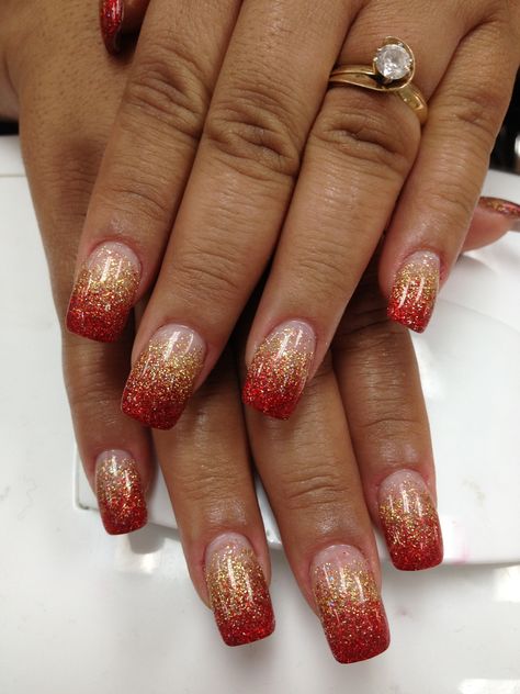 Red and gold Christmas Ball Nails Design, Sns Thanksgiving Nails, Fall Nails Ombre Glitter, Fall Nails For November, Fall Nails Glitter Accent, Cute November Nails Acrylic, Thanksgiving Nails Glitter, Thanksgiving Glitter Nails, Thanksgiving Nails Fall Acrylic