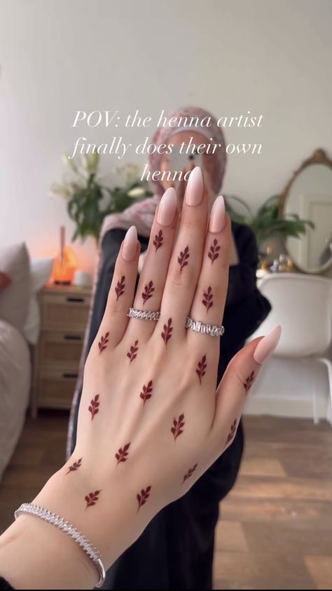 Minilistic Mehndi Design, Aesthetic Mehendi Minimal, Mehandi Cute Designs, Mehendi Designs Simple Aesthetic, Chain Mehndi Designs Simple, Most Simple Mehndi Designs, Mehendi Designs For Hands Simple Aesthetic, Simple Henna Aesthetic, Henna Mehendi Designs