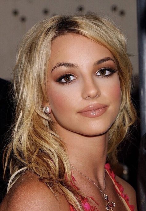 Britney Spears Makeup 2000s, Brittany Spears 2000's, Britney Spears Makeup, Nose Inspiration, Britney Spears Aesthetic, Mean Girls Makeup, Britney Spears Halloween Costume, 2000s Britney Spears, Britney Spears Hair