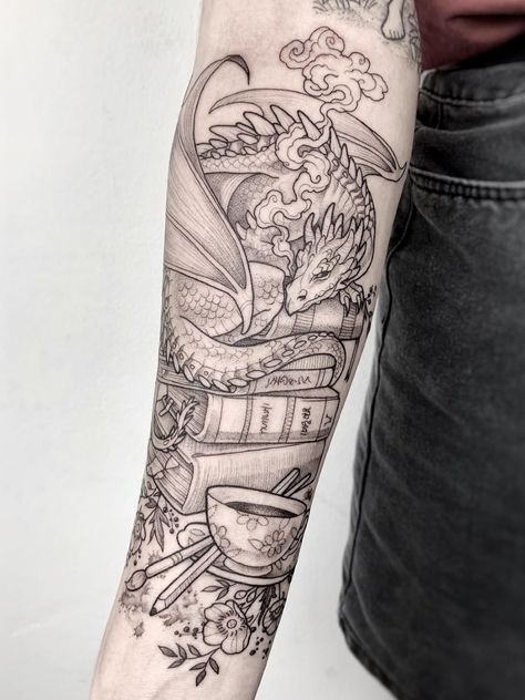 Book Dragon Tattoo, Book Inspired Tattoos, Books Tattoo, Bookish Tattoos, Tattoo Zeichnungen, Fantasy Tattoos, Tattoo Artwork, Book Tattoo, Dream Tattoos