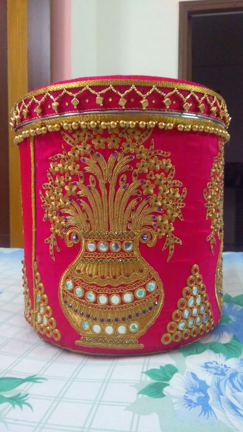 Bartan Decoration For Wedding, Matli Decoration For Wedding, Matka Decoration Pots Wedding, Decoration Ideas For Wedding, Wedding Card Decorations, Thali Decoration, Wedding Symbols, Thali Decoration Ideas, Trousseau Packing