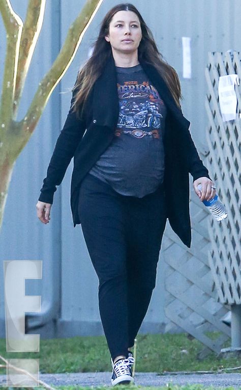 Pregnancy Belly Photos, Modern Maternity, Rocker Tee, Pregnancy Style, Pregnant Celebrities, Cute Maternity Outfits, Stylish Maternity Outfits, Trendy Maternity, Ready To Pop